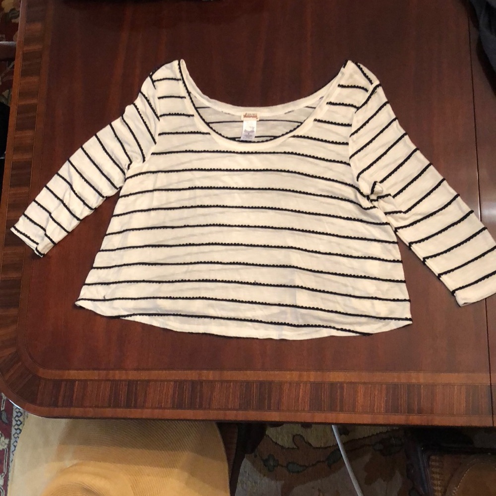 Black and White scalloped striped top, sz small